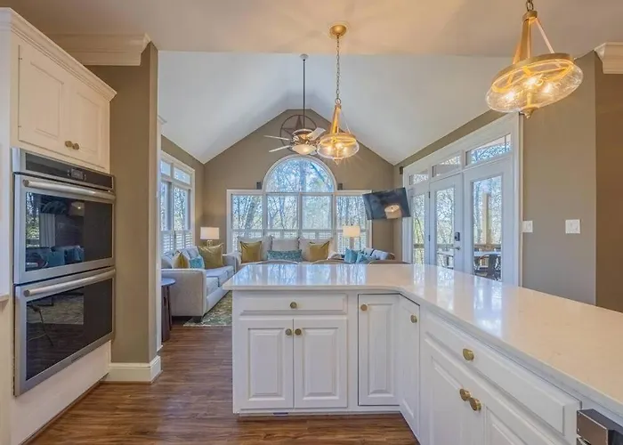 Large Luxury House, 4 King Beds & 21 Total, Hot Tub, Theater, Fireplace, Game Room, Ping-Pong, Pool Table, Air Hockey, Arcade, River, Big Kitchen, Nice Porch, Quiet, Good For Families And Large Groups, Near Uga Golf Course, Close To Uga & Stanford St