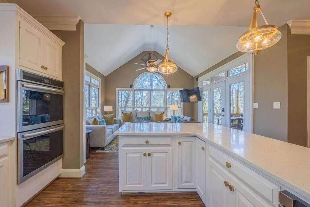 Large Luxury House, 4 King Beds & 21 Total, Hot Tub, Theater, Fireplace, Game Room, Ping-pong, Pool Table, Air Hockey, Arcade, River, Big Kitchen, Porch, Quiet, Good For Families And Large Groups, Near Uga Golf Course, Close To Uga & Stanford St Athens