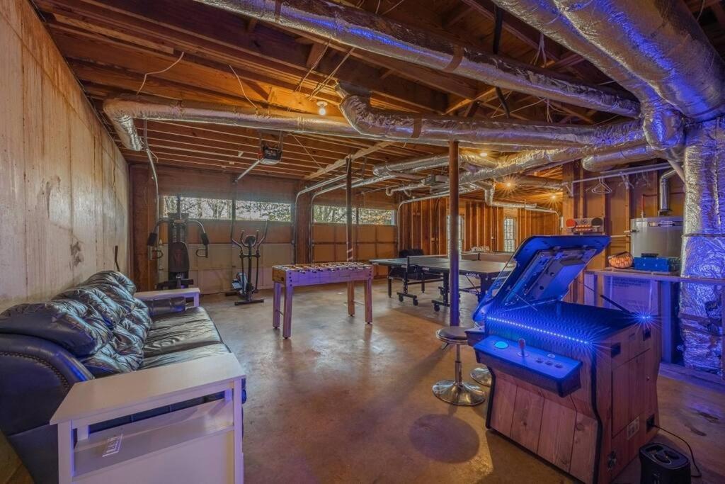 Large Luxury House, 4 King Beds & 21 Total, Hot Tub, Theater, Fireplace, Game Room, Ping-pong, Pool Table, Air Hockey, Arcade, River, Big Kitchen, Porch, Quiet, Good For Families And Large Groups, Near Uga Golf Course, Close To Uga & Stanford St Villa *