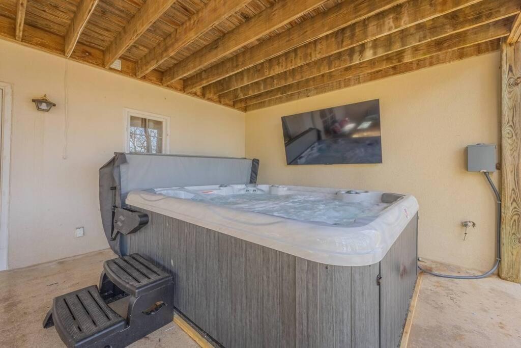 Large Luxury House, 4 King Beds & 21 Total, Hot Tub, Theater, Fireplace, Game Room, Ping-pong, Pool Table, Air Hockey, Arcade, River, Big Kitchen, Porch, Quiet, Good For Families And Large Groups, Near Uga Golf Course, Close To Uga & Stanford St Villa