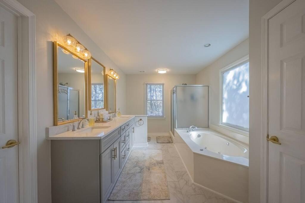 Villa Large Luxury House, 4 King Beds & 21 Total, Hot Tub, Theater, Fireplace, Game Room, Ping-pong, Pool Table, Air Hockey, Arcade, River, Big Kitchen, Porch, Quiet, Good For Families And Large Groups, Near Uga Golf Course, Close To Uga & Stanford St