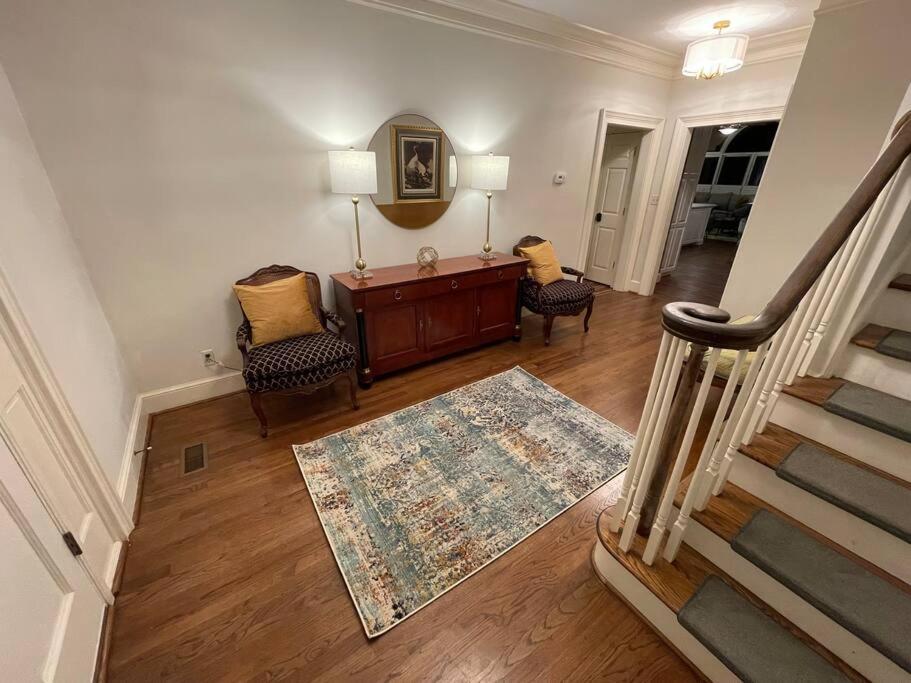 Villa Large Luxury House, 4 King Beds & 21 Total, Hot Tub, Theater, Fireplace, Game Room, Ping-pong, Pool Table, Air Hockey, Arcade, River, Big Kitchen, Porch, Quiet, Good For Families And Large Groups, Near Uga Golf Course, Close To Uga & Stanford St *