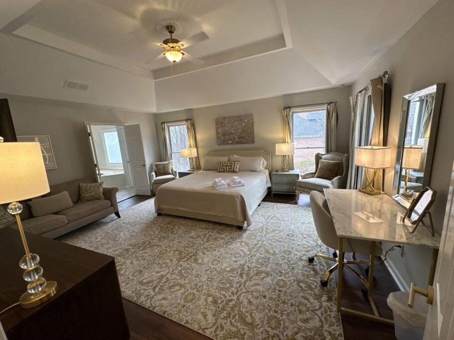Large Luxury House, 4 King Beds & 21 Total, Hot Tub, Theater, Fireplace, Game Room, Ping-pong, Pool Table, Air Hockey, Arcade, River, Big Kitchen, Porch, Quiet, Good For Families And Large Groups, Near Uga Golf Course, Close To Uga & Stanford St