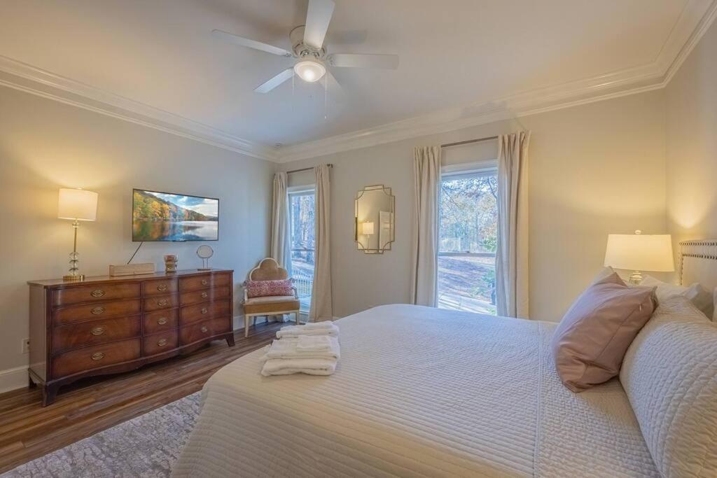 Villa Large Luxury House, 4 King Beds & 21 Total, Hot Tub, Theater, Fireplace, Game Room, Ping-pong, Pool Table, Air Hockey, Arcade, River, Big Kitchen, Porch, Quiet, Good For Families And Large Groups, Near Uga Golf Course, Close To Uga & Stanford St *