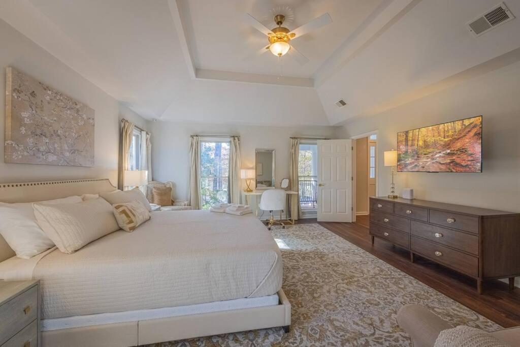 Large Luxury House, 4 King Beds & 21 Total, Hot Tub, Theater, Fireplace, Game Room, Ping-pong, Pool Table, Air Hockey, Arcade, River, Big Kitchen, Porch, Quiet, Good For Families And Large Groups, Near Uga Golf Course, Close To Uga & Stanford St * Athens