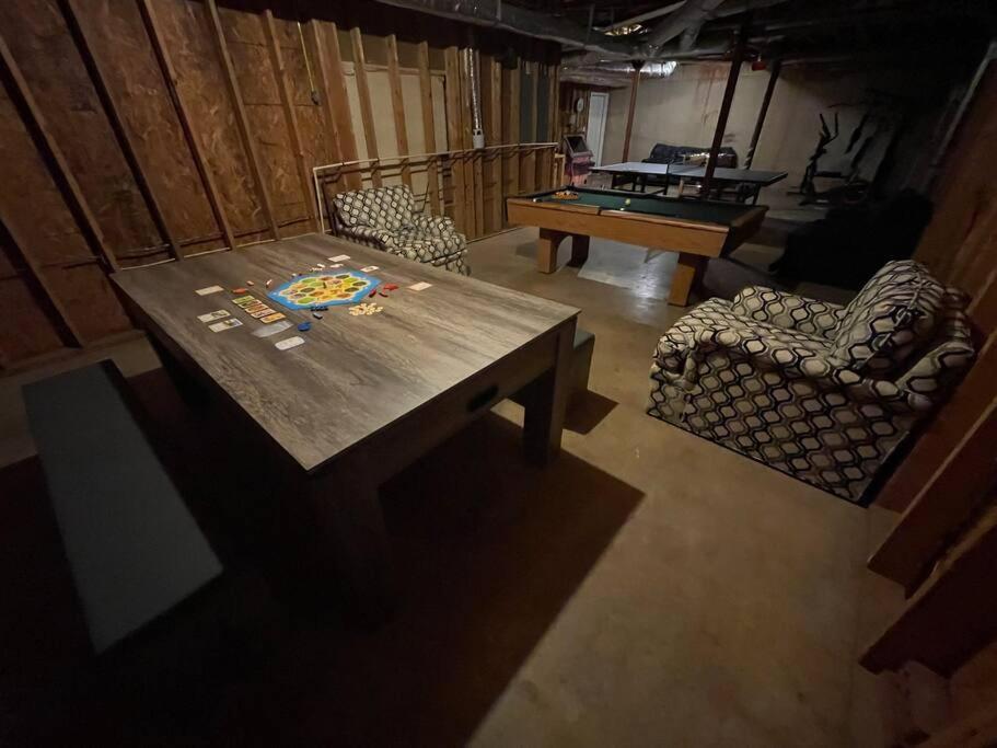 Large Luxury House, 4 King Beds & 21 Total, Hot Tub, Theater, Fireplace, Game Room, Ping-pong, Pool Table, Air Hockey, Arcade, River, Big Kitchen, Porch, Quiet, Good For Families And Large Groups, Near Uga Golf Course, Close To Uga & Stanford St Villa *