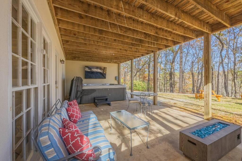 Villa Large Luxury House, 4 King Beds & 21 Total, Hot Tub, Theater, Fireplace, Game Room, Ping-pong, Pool Table, Air Hockey, Arcade, River, Big Kitchen, Porch, Quiet, Good For Families And Large Groups, Near Uga Golf Course, Close To Uga & Stanford St *