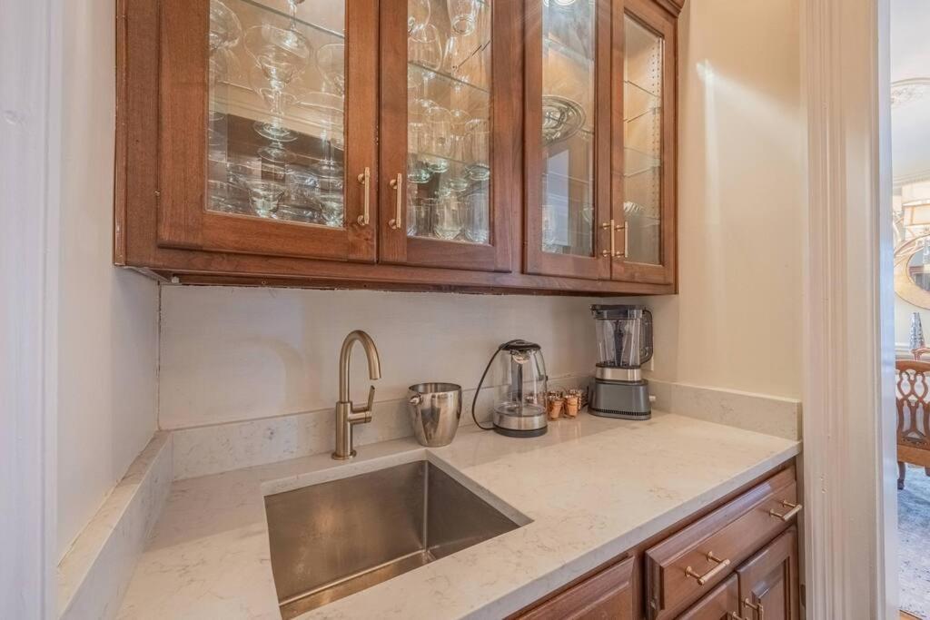 Large Luxury House, 4 King Beds & 21 Total, Hot Tub, Theater, Fireplace, Game Room, Ping-pong, Pool Table, Air Hockey, Arcade, River, Big Kitchen, Porch, Quiet, Good For Families And Large Groups, Near Uga Golf Course, Close To Uga & Stanford St Villa *