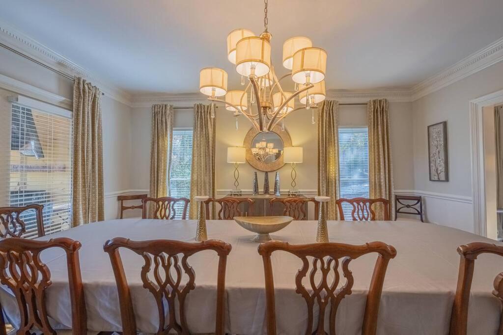 Large Luxury House, 4 King Beds & 21 Total, Hot Tub, Theater, Fireplace, Game Room, Ping-pong, Pool Table, Air Hockey, Arcade, River, Big Kitchen, Porch, Quiet, Good For Families And Large Groups, Near Uga Golf Course, Close To Uga & Stanford St Athens