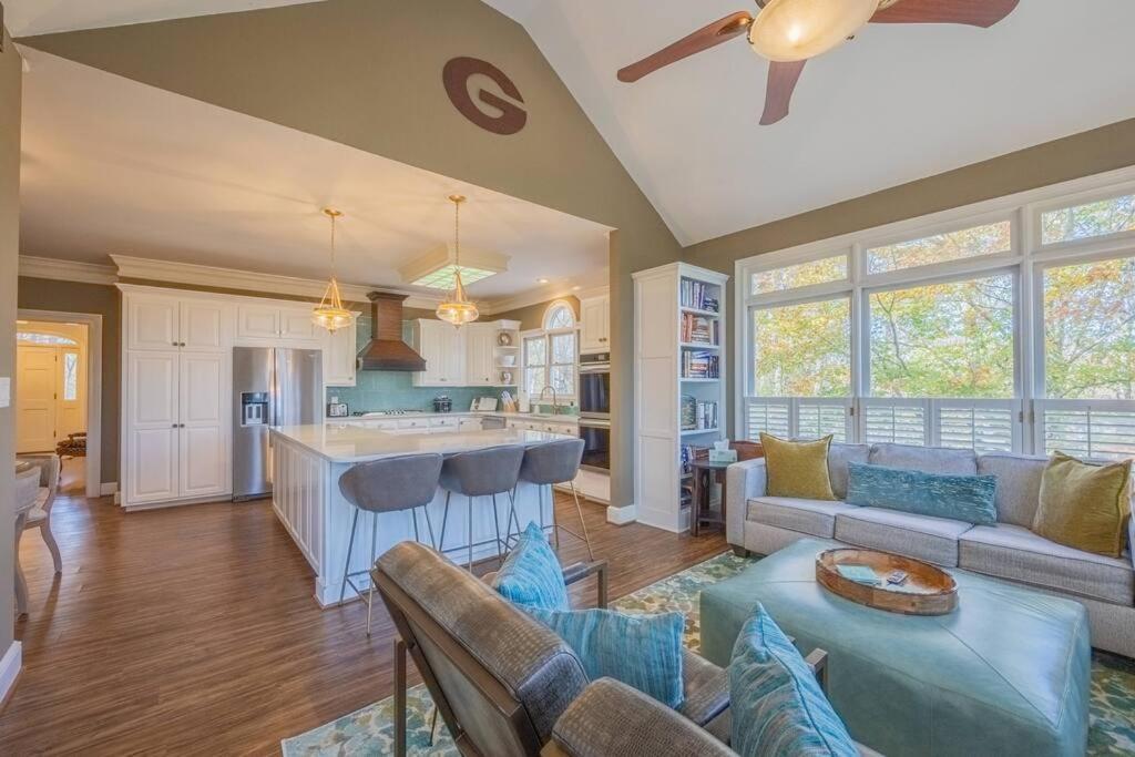 Large Luxury House, 4 King Beds & 21 Total, Hot Tub, Theater, Fireplace, Game Room, Ping-pong, Pool Table, Air Hockey, Arcade, River, Big Kitchen, Porch, Quiet, Good For Families And Large Groups, Near Uga Golf Course, Close To Uga & Stanford St Villa *