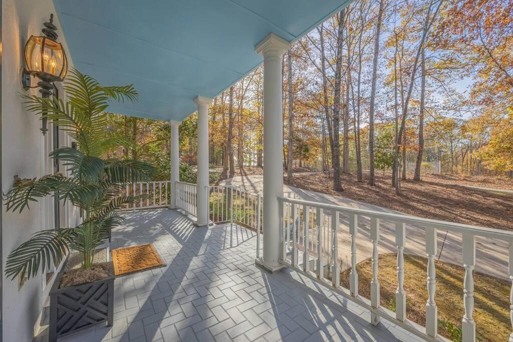 Large Luxury House, 4 King Beds & 21 Total, Hot Tub, Theater, Fireplace, Game Room, Ping-pong, Pool Table, Air Hockey, Arcade, River, Big Kitchen, Porch, Quiet, Good For Families And Large Groups, Near Uga Golf Course, Close To Uga & Stanford St *