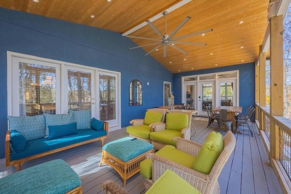 Large Luxury House, 4 King Beds & 21 Total, Hot Tub, Theater, Fireplace, Game Room, Ping-pong, Pool Table, Air Hockey, Arcade, River, Big Kitchen, Porch, Quiet, Good For Families And Large Groups, Near Uga Golf Course, Close To Uga & Stanford St * Athens
