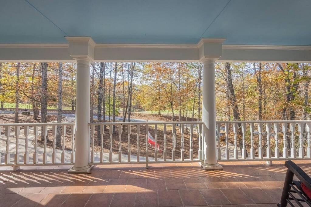 Villa Large Luxury House, 4 King Beds & 21 Total, Hot Tub, Theater, Fireplace, Game Room, Ping-pong, Pool Table, Air Hockey, Arcade, River, Big Kitchen, Porch, Quiet, Good For Families And Large Groups, Near Uga Golf Course, Close To Uga & Stanford St
