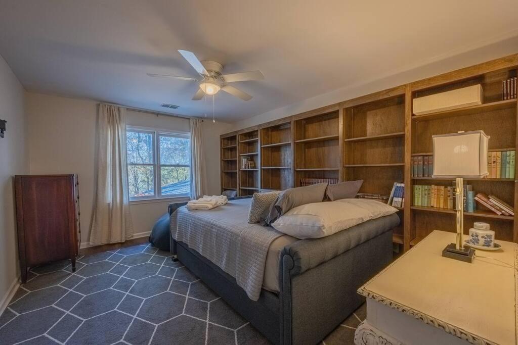 Villa Large Luxury House, 4 King Beds & 21 Total, Hot Tub, Theater, Fireplace, Game Room, Ping-pong, Pool Table, Air Hockey, Arcade, River, Big Kitchen, Porch, Quiet, Good For Families And Large Groups, Near Uga Golf Course, Close To Uga & Stanford St Athens