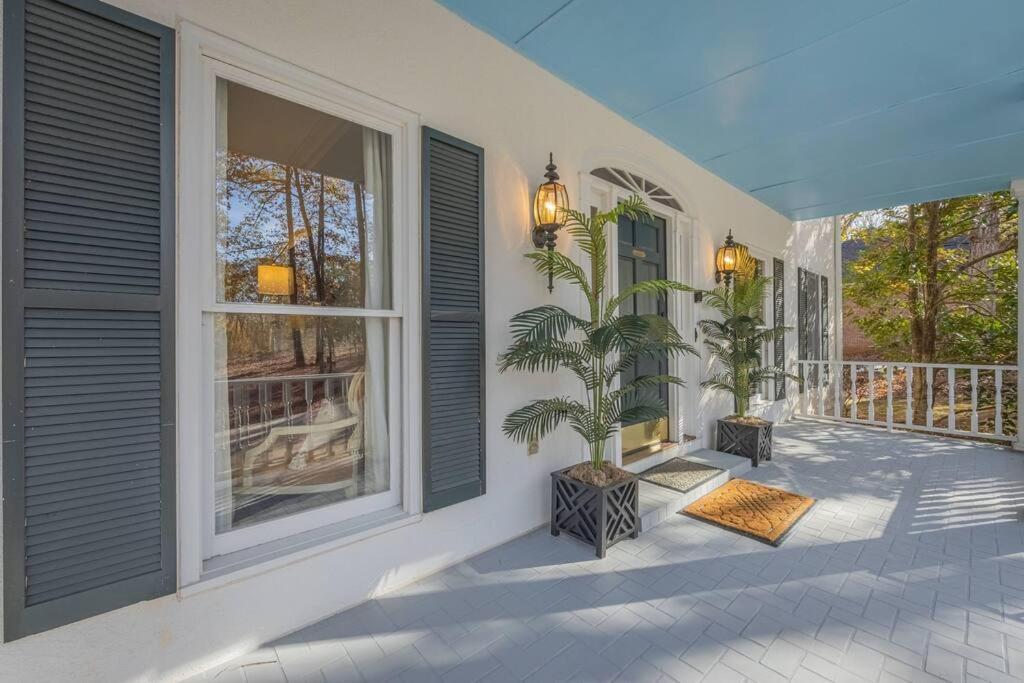 Large Luxury House, 4 King Beds & 21 Total, Hot Tub, Theater, Fireplace, Game Room, Ping-pong, Pool Table, Air Hockey, Arcade, River, Big Kitchen, Porch, Quiet, Good For Families And Large Groups, Near Uga Golf Course, Close To Uga & Stanford St *