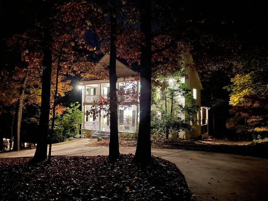 Large Luxury House, 4 King Beds & 21 Total, Hot Tub, Theater, Fireplace, Game Room, Ping-pong, Pool Table, Air Hockey, Arcade, River, Big Kitchen, Porch, Quiet, Good For Families And Large Groups, Near Uga Golf Course, Close To Uga & Stanford St *