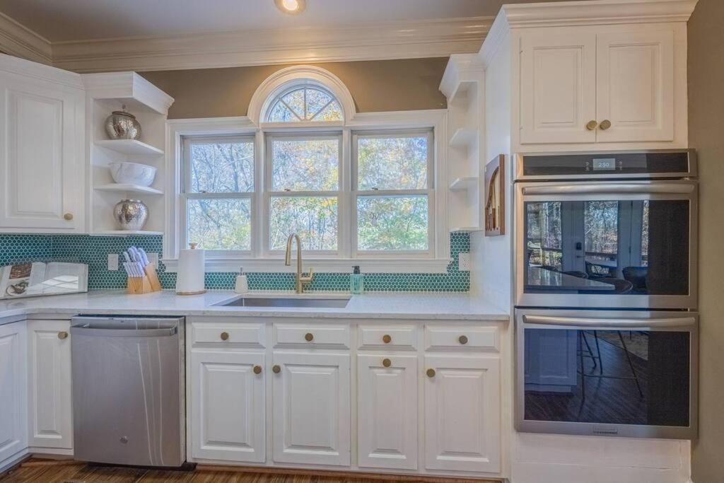 Large Luxury House, 4 King Beds & 21 Total, Hot Tub, Theater, Fireplace, Game Room, Ping-pong, Pool Table, Air Hockey, Arcade, River, Big Kitchen, Porch, Quiet, Good For Families And Large Groups, Near Uga Golf Course, Close To Uga & Stanford St Villa *