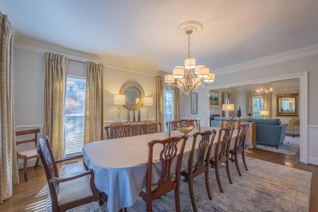Large Luxury House, 4 King Beds & 21 Total, Hot Tub, Theater, Fireplace, Game Room, Ping-pong, Pool Table, Air Hockey, Arcade, River, Big Kitchen, Porch, Quiet, Good For Families And Large Groups, Near Uga Golf Course, Close To Uga & Stanford St Villa Athens