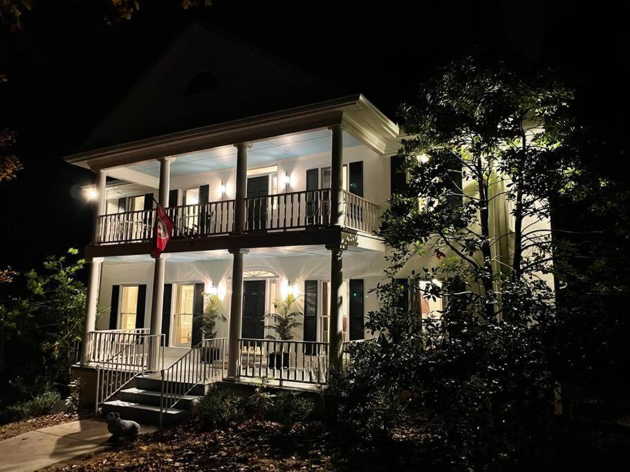 Large Luxury House, 4 King Beds & 21 Total, Hot Tub, Theater, Fireplace, Game Room, Ping-pong, Pool Table, Air Hockey, Arcade, River, Big Kitchen, Porch, Quiet, Good For Families And Large Groups, Near Uga Golf Course, Close To Uga & Stanford St *