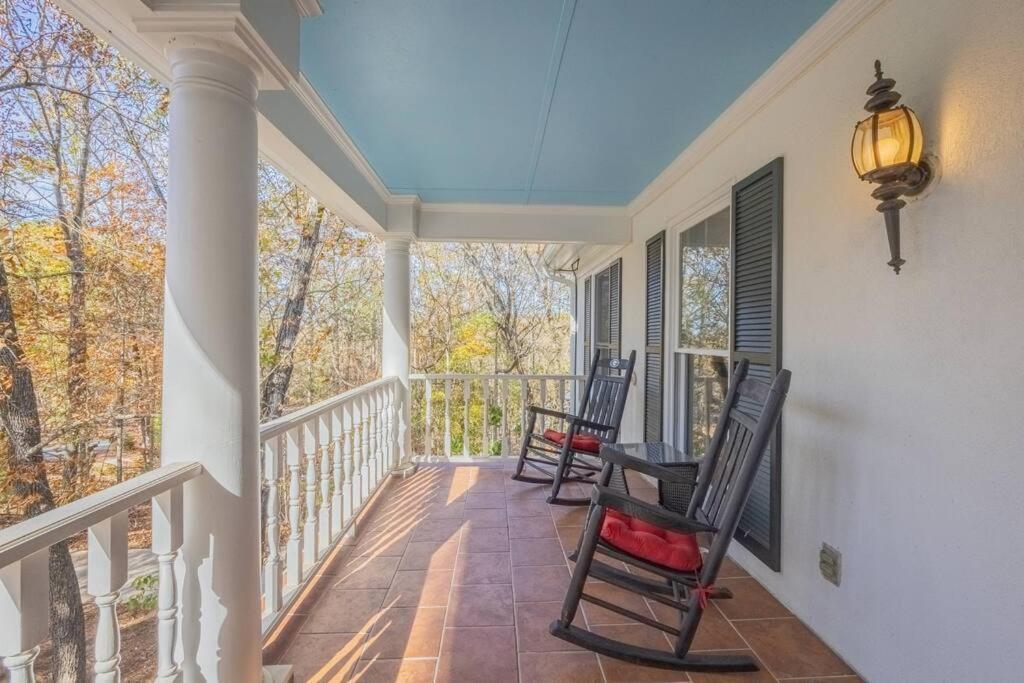 Large Luxury House, 4 King Beds & 21 Total, Hot Tub, Theater, Fireplace, Game Room, Ping-pong, Pool Table, Air Hockey, Arcade, River, Big Kitchen, Porch, Quiet, Good For Families And Large Groups, Near Uga Golf Course, Close To Uga & Stanford St *