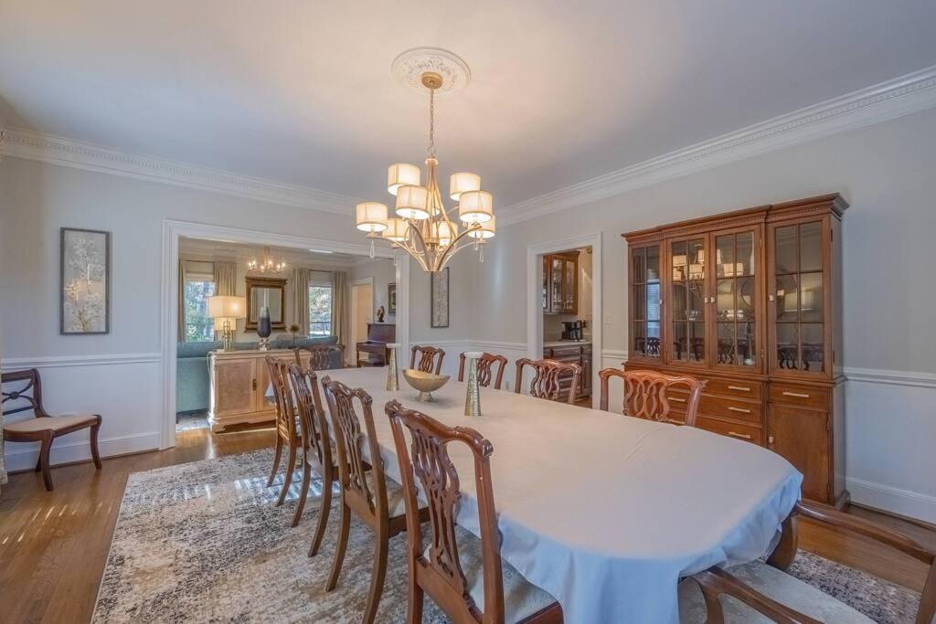 Large Luxury House, 4 King Beds & 21 Total, Hot Tub, Theater, Fireplace, Game Room, Ping-pong, Pool Table, Air Hockey, Arcade, River, Big Kitchen, Porch, Quiet, Good For Families And Large Groups, Near Uga Golf Course, Close To Uga & Stanford St Villa *