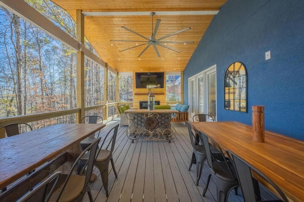 Villa Large Luxury House, 4 King Beds & 21 Total, Hot Tub, Theater, Fireplace, Game Room, Ping-pong, Pool Table, Air Hockey, Arcade, River, Big Kitchen, Porch, Quiet, Good For Families And Large Groups, Near Uga Golf Course, Close To Uga & Stanford St *