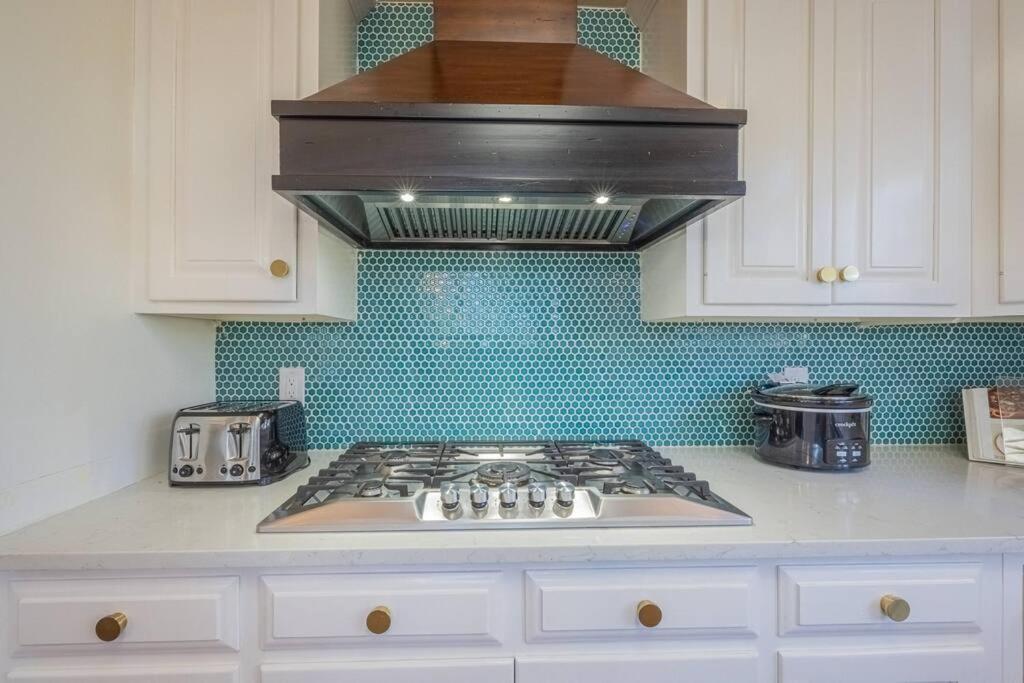 Villa Large Luxury House, 4 King Beds & 21 Total, Hot Tub, Theater, Fireplace, Game Room, Ping-pong, Pool Table, Air Hockey, Arcade, River, Big Kitchen, Porch, Quiet, Good For Families And Large Groups, Near Uga Golf Course, Close To Uga & Stanford St *