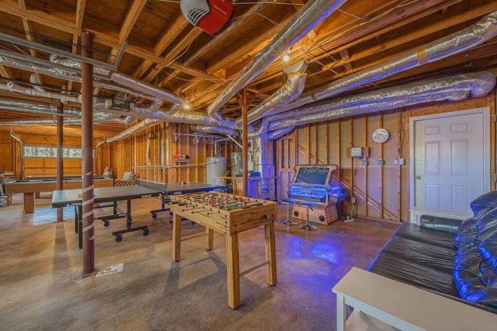 Large Luxury House, 4 King Beds & 21 Total, Hot Tub, Theater, Fireplace, Game Room, Ping-pong, Pool Table, Air Hockey, Arcade, River, Big Kitchen, Porch, Quiet, Good For Families And Large Groups, Near Uga Golf Course, Close To Uga & Stanford St *