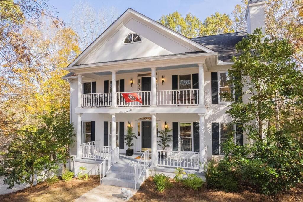 Villa Large Luxury House, 4 King Beds & 21 Total, Hot Tub, Theater, Fireplace, Game Room, Ping-pong, Pool Table, Air Hockey, Arcade, River, Big Kitchen, Porch, Quiet, Good For Families And Large Groups, Near Uga Golf Course, Close To Uga & Stanford St Athens