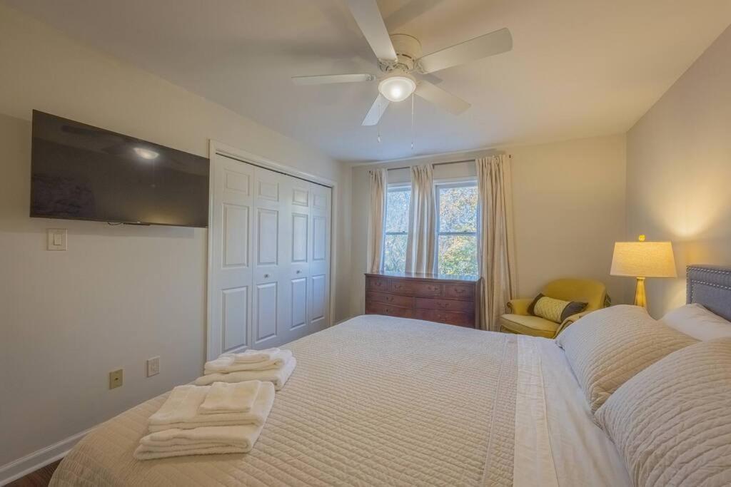 Large Luxury House, 4 King Beds & 21 Total, Hot Tub, Theater, Fireplace, Game Room, Ping-pong, Pool Table, Air Hockey, Arcade, River, Big Kitchen, Porch, Quiet, Good For Families And Large Groups, Near Uga Golf Course, Close To Uga & Stanford St * Athens