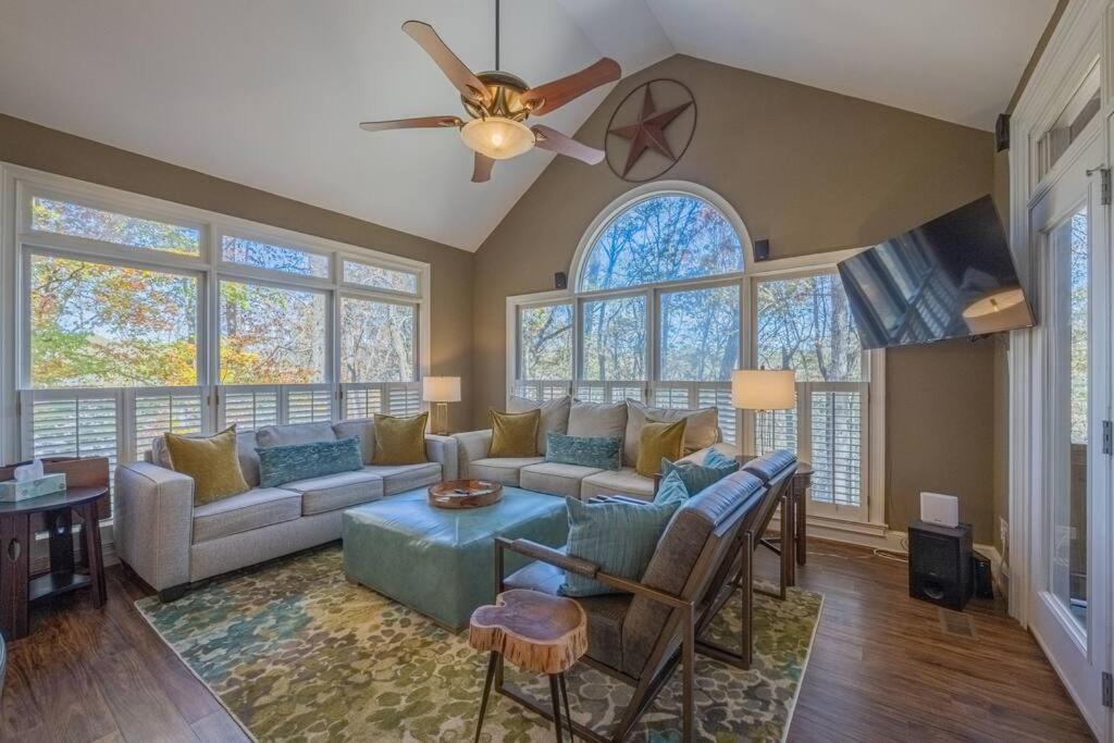 Villa Large Luxury House, 4 King Beds & 21 Total, Hot Tub, Theater, Fireplace, Game Room, Ping-pong, Pool Table, Air Hockey, Arcade, River, Big Kitchen, Porch, Quiet, Good For Families And Large Groups, Near Uga Golf Course, Close To Uga & Stanford St