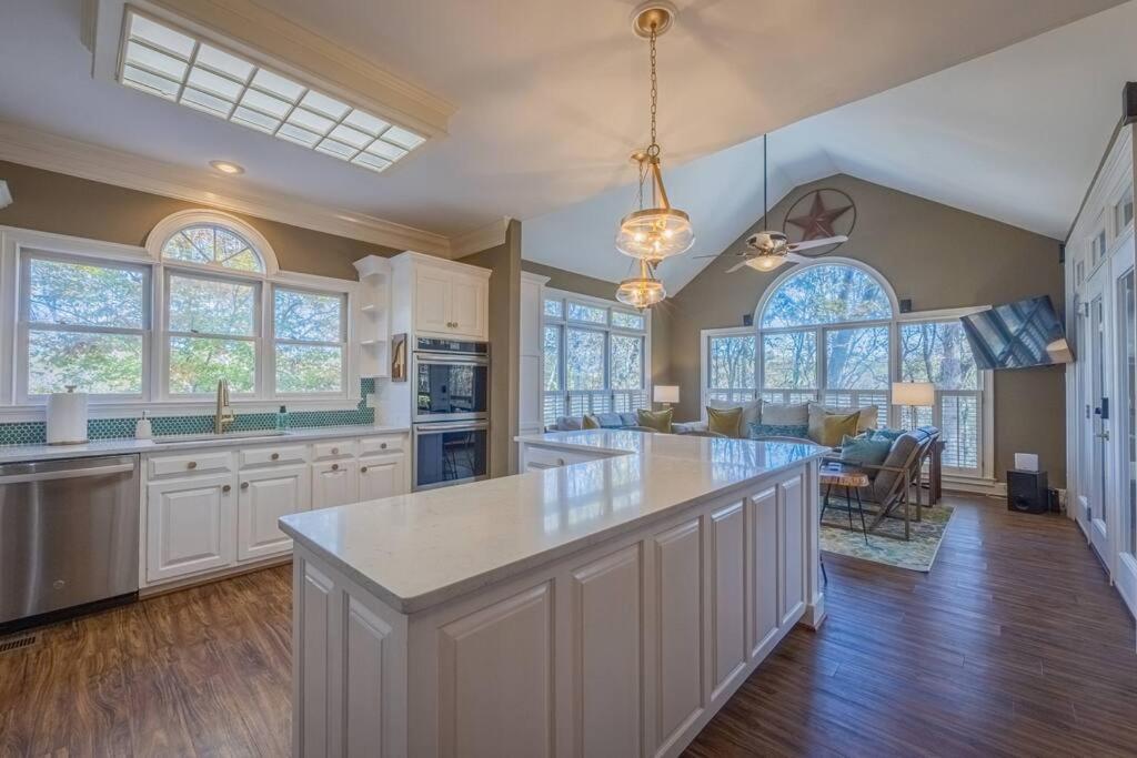 Large Luxury House, 4 King Beds & 21 Total, Hot Tub, Theater, Fireplace, Game Room, Ping-pong, Pool Table, Air Hockey, Arcade, River, Big Kitchen, Porch, Quiet, Good For Families And Large Groups, Near Uga Golf Course, Close To Uga & Stanford St Athens