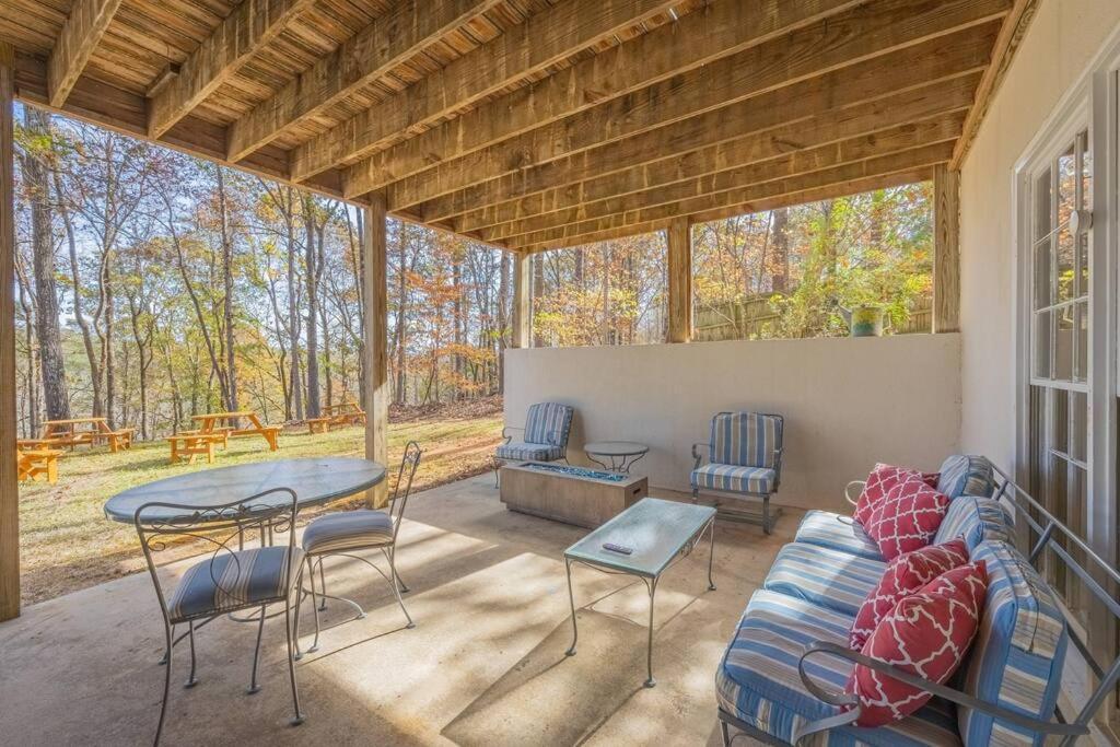 Large Luxury House, 4 King Beds & 21 Total, Hot Tub, Theater, Fireplace, Game Room, Ping-pong, Pool Table, Air Hockey, Arcade, River, Big Kitchen, Porch, Quiet, Good For Families And Large Groups, Near Uga Golf Course, Close To Uga & Stanford St Villa