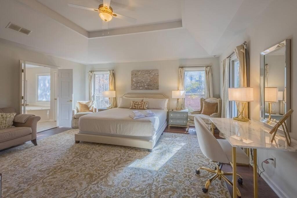 Large Luxury House, 4 King Beds & 21 Total, Hot Tub, Theater, Fireplace, Game Room, Ping-pong, Pool Table, Air Hockey, Arcade, River, Big Kitchen, Porch, Quiet, Good For Families And Large Groups, Near Uga Golf Course, Close To Uga & Stanford St