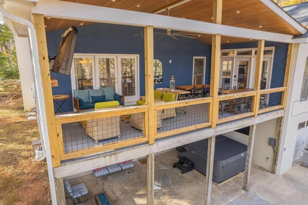 Villa Large Luxury House, 4 King Beds & 21 Total, Hot Tub, Theater, Fireplace, Game Room, Ping-pong, Pool Table, Air Hockey, Arcade, River, Big Kitchen, Porch, Quiet, Good For Families And Large Groups, Near Uga Golf Course, Close To Uga & Stanford St