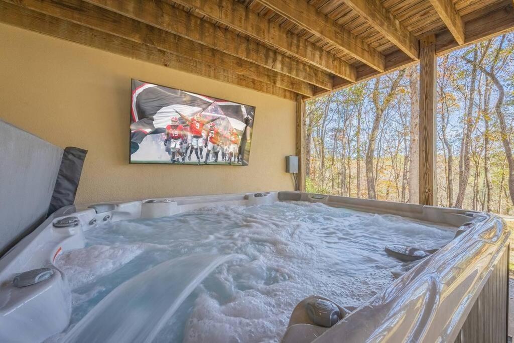 Large Luxury House, 4 King Beds & 21 Total, Hot Tub, Theater, Fireplace, Game Room, Ping-pong, Pool Table, Air Hockey, Arcade, River, Big Kitchen, Porch, Quiet, Good For Families And Large Groups, Near Uga Golf Course, Close To Uga & Stanford St *