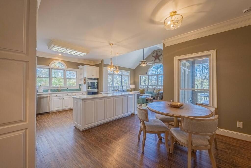 Large Luxury House, 4 King Beds & 21 Total, Hot Tub, Theater, Fireplace, Game Room, Ping-pong, Pool Table, Air Hockey, Arcade, River, Big Kitchen, Porch, Quiet, Good For Families And Large Groups, Near Uga Golf Course, Close To Uga & Stanford St