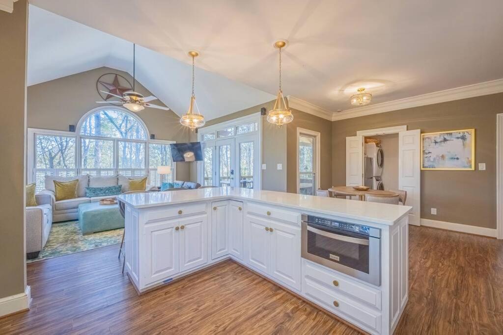 Villa Large Luxury House, 4 King Beds & 21 Total, Hot Tub, Theater, Fireplace, Game Room, Ping-pong, Pool Table, Air Hockey, Arcade, River, Big Kitchen, Porch, Quiet, Good For Families And Large Groups, Near Uga Golf Course, Close To Uga & Stanford St