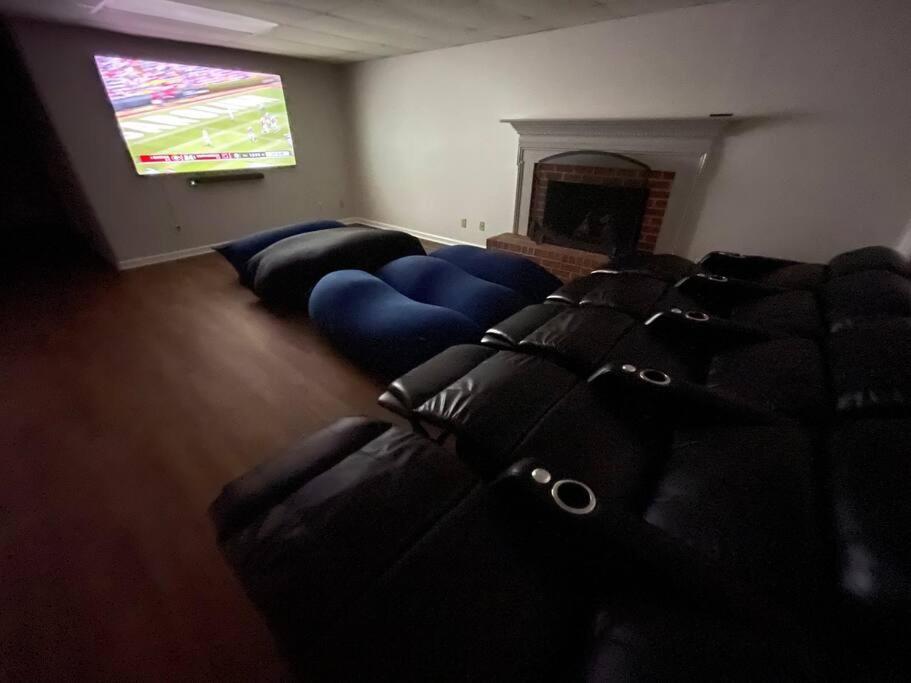 Villa Large Luxury House, 4 King Beds & 21 Total, Hot Tub, Theater, Fireplace, Game Room, Ping-pong, Pool Table, Air Hockey, Arcade, River, Big Kitchen, Porch, Quiet, Good For Families And Large Groups, Near Uga Golf Course, Close To Uga & Stanford St Athens