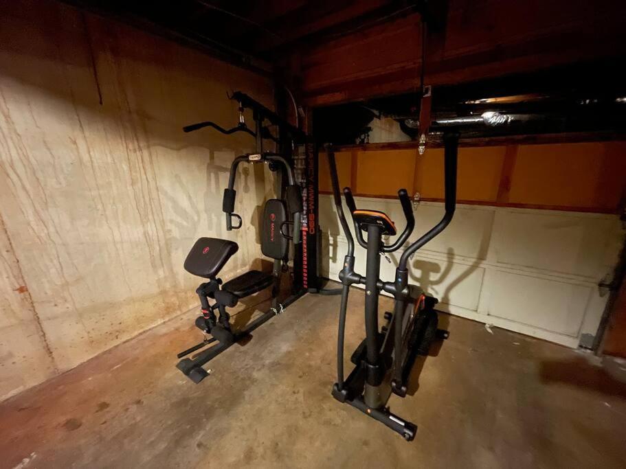 Villa Large Luxury House, 4 King Beds & 21 Total, Hot Tub, Theater, Fireplace, Game Room, Ping-pong, Pool Table, Air Hockey, Arcade, River, Big Kitchen, Porch, Quiet, Good For Families And Large Groups, Near Uga Golf Course, Close To Uga & Stanford St