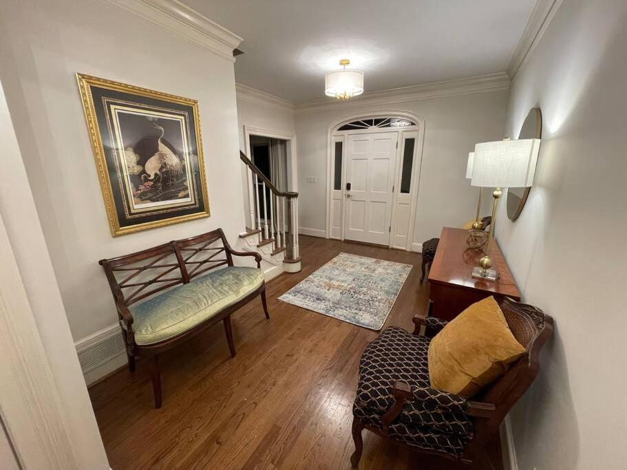 Large Luxury House, 4 King Beds & 21 Total, Hot Tub, Theater, Fireplace, Game Room, Ping-pong, Pool Table, Air Hockey, Arcade, River, Big Kitchen, Porch, Quiet, Good For Families And Large Groups, Near Uga Golf Course, Close To Uga & Stanford St Villa Athens