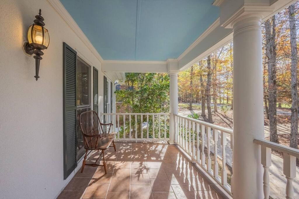 Large Luxury House, 4 King Beds & 21 Total, Hot Tub, Theater, Fireplace, Game Room, Ping-pong, Pool Table, Air Hockey, Arcade, River, Big Kitchen, Porch, Quiet, Good For Families And Large Groups, Near Uga Golf Course, Close To Uga & Stanford St Villa
