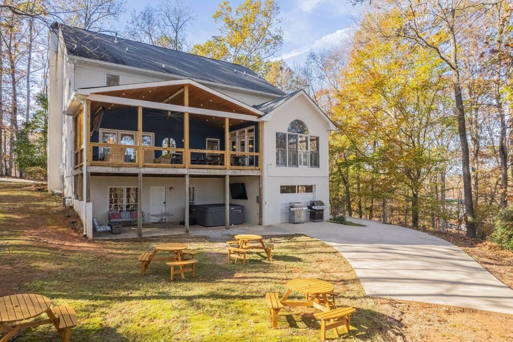 Large Luxury House, 4 King Beds & 21 Total, Hot Tub, Theater, Fireplace, Game Room, Ping-pong, Pool Table, Air Hockey, Arcade, River, Big Kitchen, Porch, Quiet, Good For Families And Large Groups, Near Uga Golf Course, Close To Uga & Stanford St *