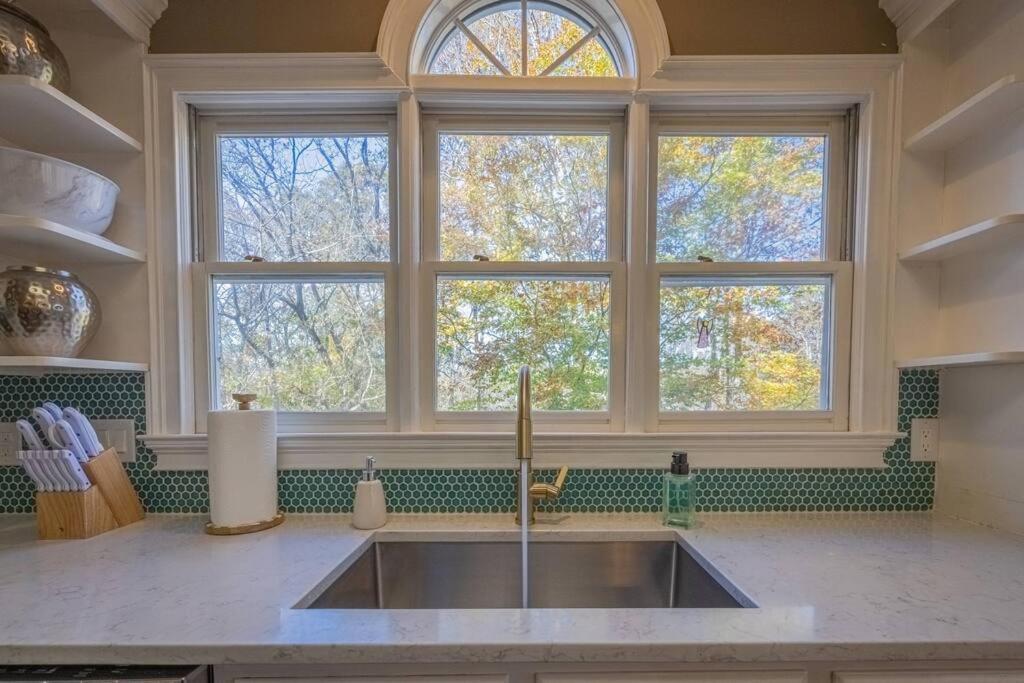Large Luxury House, 4 King Beds & 21 Total, Hot Tub, Theater, Fireplace, Game Room, Ping-pong, Pool Table, Air Hockey, Arcade, River, Big Kitchen, Porch, Quiet, Good For Families And Large Groups, Near Uga Golf Course, Close To Uga & Stanford St Villa *