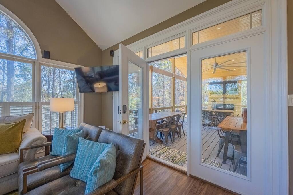Large Luxury House, 4 King Beds & 21 Total, Hot Tub, Theater, Fireplace, Game Room, Ping-pong, Pool Table, Air Hockey, Arcade, River, Big Kitchen, Porch, Quiet, Good For Families And Large Groups, Near Uga Golf Course, Close To Uga & Stanford St * Athens