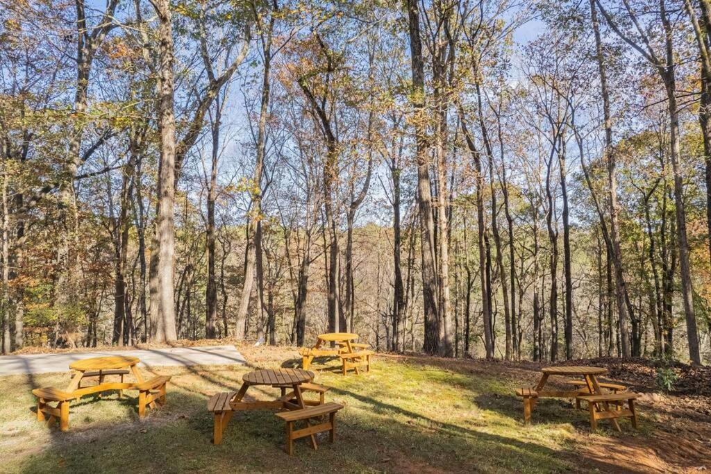 Villa Large Luxury House, 4 King Beds & 21 Total, Hot Tub, Theater, Fireplace, Game Room, Ping-pong, Pool Table, Air Hockey, Arcade, River, Big Kitchen, Porch, Quiet, Good For Families And Large Groups, Near Uga Golf Course, Close To Uga & Stanford St