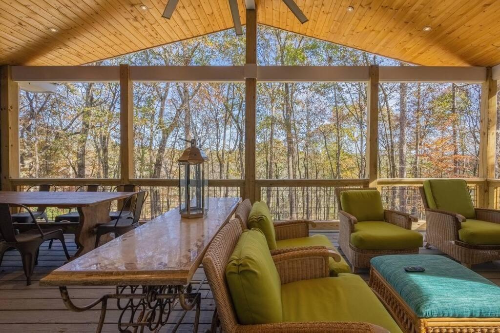 Large Luxury House, 4 King Beds & 21 Total, Hot Tub, Theater, Fireplace, Game Room, Ping-pong, Pool Table, Air Hockey, Arcade, River, Big Kitchen, Porch, Quiet, Good For Families And Large Groups, Near Uga Golf Course, Close To Uga & Stanford St Athens