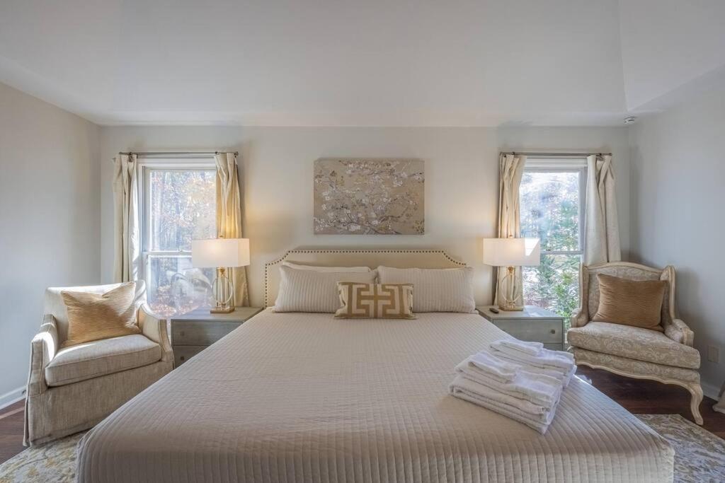 Large Luxury House, 4 King Beds & 21 Total, Hot Tub, Theater, Fireplace, Game Room, Ping-pong, Pool Table, Air Hockey, Arcade, River, Big Kitchen, Porch, Quiet, Good For Families And Large Groups, Near Uga Golf Course, Close To Uga & Stanford St Villa