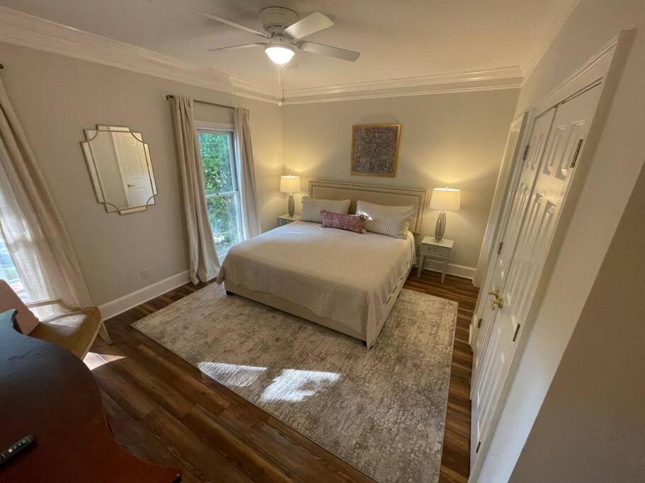 Large Luxury House, 4 King Beds & 21 Total, Hot Tub, Theater, Fireplace, Game Room, Ping-pong, Pool Table, Air Hockey, Arcade, River, Big Kitchen, Porch, Quiet, Good For Families And Large Groups, Near Uga Golf Course, Close To Uga & Stanford St Villa *