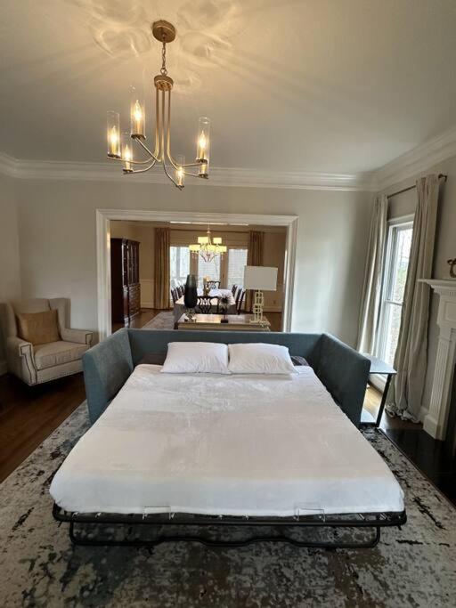 Large Luxury House, 4 King Beds & 21 Total, Hot Tub, Theater, Fireplace, Game Room, Ping-pong, Pool Table, Air Hockey, Arcade, River, Big Kitchen, Porch, Quiet, Good For Families And Large Groups, Near Uga Golf Course, Close To Uga & Stanford St * Athens
